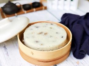 取出稍晾凉，四周用脱模刀划一圈就可以轻松脱模。