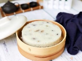 取出稍晾凉，四周用脱模刀划一圈就可以轻松脱模。