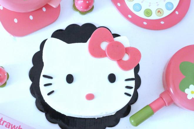 6寸hello kitty酸奶榴莲慕斯蛋糕：