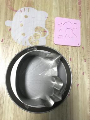 1.准备好需要的工具，把慕斯模具底部包好保鲜膜放在烤盘中。