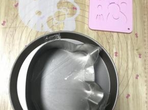 1.准备好需要的工具，把慕斯模具底部包好保鲜膜放在烤盘中。