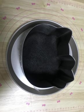 2.制作饼底：将黄油隔水融化，奥利奥饼干去夹心放入保鲜袋中擀碎，和黄油拌匀，放入模具底部抹平，放入冷藏备用。