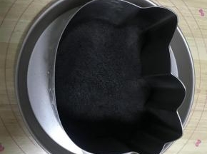 2.制作饼底：将黄油隔水融化，奥利奥饼干去夹心放入保鲜袋中擀碎，和黄油拌匀，放入模具底部抹平，放入冷藏备用。