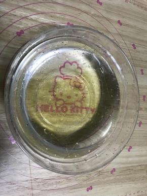 3.制作榴莲慕斯层：吉利丁用冰水泡软备用。