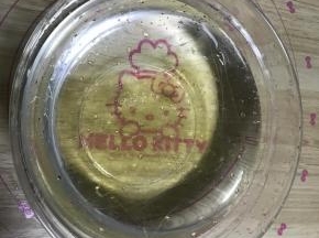 3.制作榴莲慕斯层：吉利丁用冰水泡软备用。