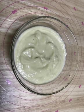 4.200克榴莲肉加入120克纯牛奶搅打成泥。