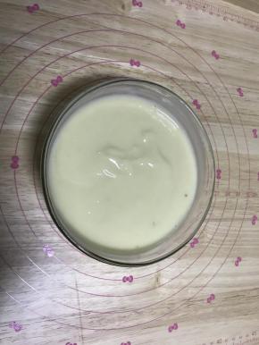 6.将融化的吉利丁和榴莲泥混合拌匀。