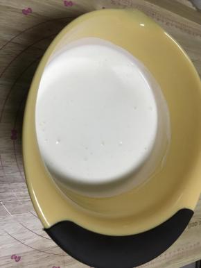 7.将淡奶油和细砂糖放在一起，用电动打蛋器打至6-7分发。