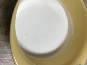 7.将淡奶油和细砂糖放在一起，用电动打蛋器打至6-7分发。