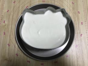 8.榴莲泥和淡奶油混合拌匀，倒入模具中，冷藏一夜。