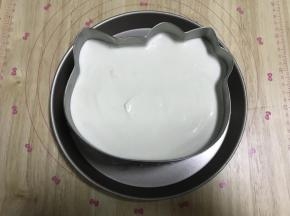 8.榴莲泥和淡奶油混合拌匀，倒入模具中，冷藏一夜。