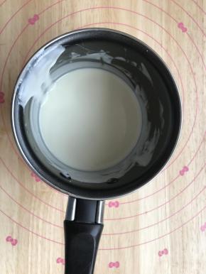 10.融化的吉利丁液和酸奶、柠檬汁混合拌匀。