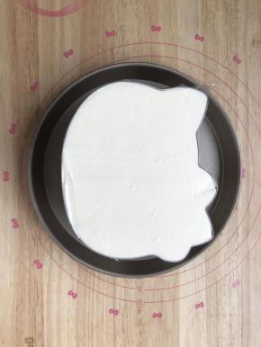 11.将淡奶油打至6分发，和酸奶糊混合拌匀，将酸奶慕斯糊倒入凝固好的榴莲慕斯糊上面，用刮板抹平，继续冷藏4小时以上。