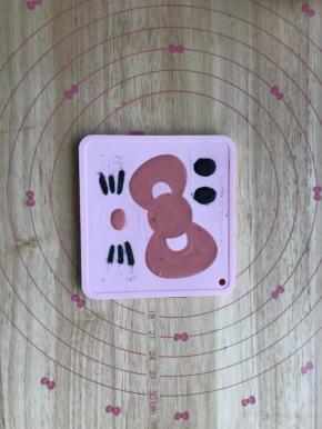 将白巧克力融化加入色素搅拌均匀，挤在模具中。