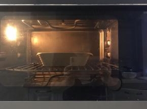 放入预热好的烤箱，185度烤15分钟左右至芝士融化即可。