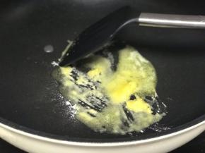 制作白酱：黄油融化后加入面粉炒香。