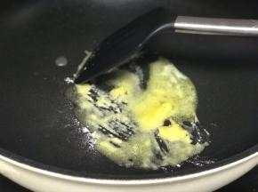 制作白酱：黄油融化后加入面粉炒香。