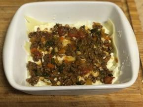 再铺上一层牛肉酱。