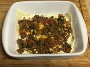 再铺上一层牛肉酱。