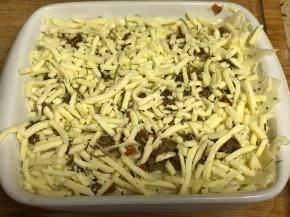 依次按照这个顺序摆放，最后一层上面撒上一层马苏里拉芝士。