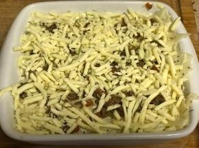 依次按照这个顺序摆放，最后一层上面撒上一层马苏里拉芝士。