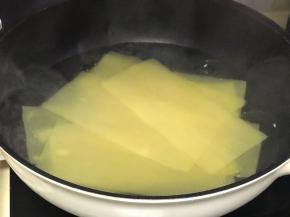 千层面按照煮挂面的方式煮至8成熟捞出过凉水备用。