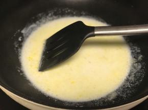 倒入牛奶小火熬煮。