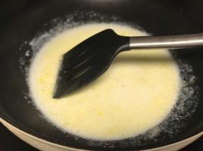 倒入牛奶小火熬煮。