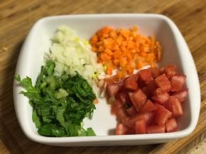 制作牛肉酱：配菜均切小丁。