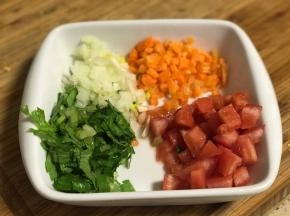 制作牛肉酱：配菜均切小丁。