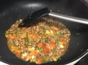 倒入适量水，烧开后转小火炖煮。