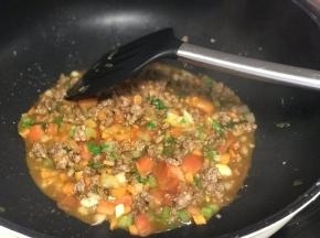 倒入适量水，烧开后转小火炖煮。