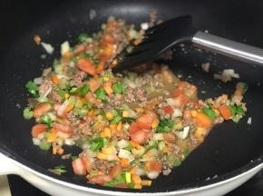 加入其他配菜翻炒、翻炒片刻即加入所有调料。