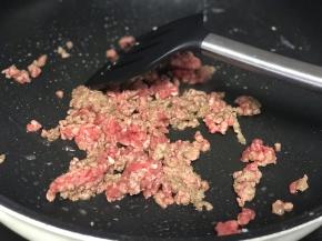 适量油炒牛肉馅至断生。