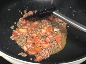 加入番茄丁炒至番茄丁变软。