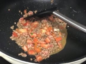 加入番茄丁炒至番茄丁变软。