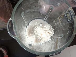 将浸泡好的大米控干水分，倒入破壁机中，加入100克水