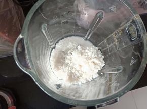 将浸泡好的大米控干水分，倒入破壁机中，加入100克水