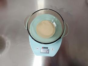酵母倒入30克温水中融化