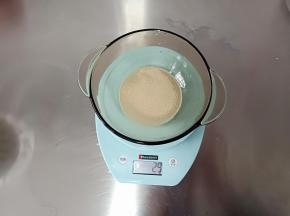 酵母倒入30克温水中融化