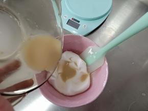 倒入搅拌好的熟米浆中，继续搅拌均匀