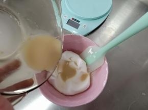 倒入搅拌好的熟米浆中，继续搅拌均匀