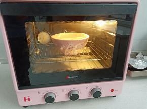包保鲜膜放入烤箱中进行发酵，或者放入温暖处发酵也可