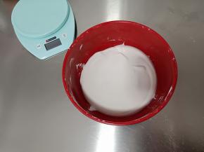 将剩余的全部生米浆倒入发酵好的米糊中，再加入剩余的糖一起搅拌均匀