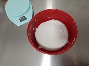 将剩余的全部生米浆倒入发酵好的米糊中，再加入剩余的糖一起搅拌均匀