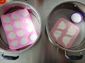 模具刷一层油将米糊倒入模具中，水开后计时，大火蒸15分钟左右即可