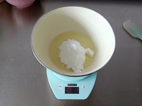 玉米油加入糖粉和盐混合搅拌均匀