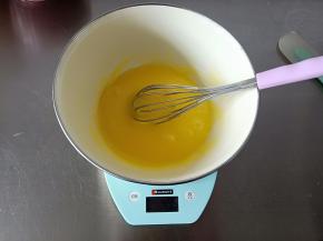 加入鸡蛋搅拌均匀