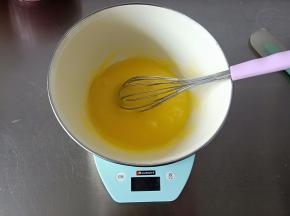 加入鸡蛋搅拌均匀