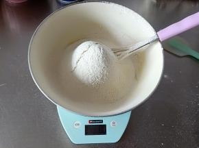 筛入苦荞粉和小苏打揉至无干粉的状态